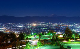 まばゆい夜景にウキウキ！フルーツのテーマパークへ新日本三大夜景を見に行こう　山梨県山梨市