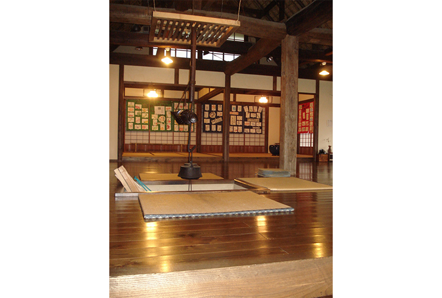 木々を組んだ天井や囲炉裏、板張りの床を設けた民家の内部。ここでは昔の日本の生活の雰囲気を味わえる。民家の中には「くつろぎ屋」など自由に過ごせるスペースもあるので、寝転んだりのんびりしたり、思い思いに過ごそう。