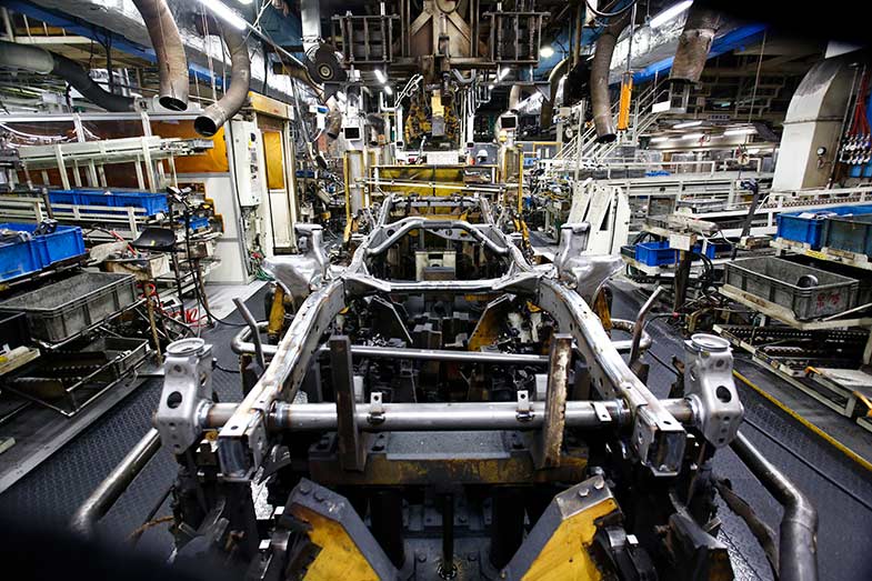 ラダーフレームってどんなもの トヨタのクルマ作りを本社工場で見た トヨタ自動車のクルマ情報サイト Gazoo