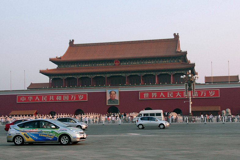 中国・北京の天安門前を走るプリウス