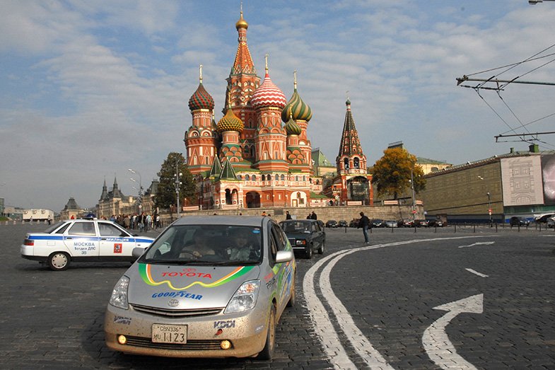 ロシア・モスクワの赤の広場前を走るプリウス