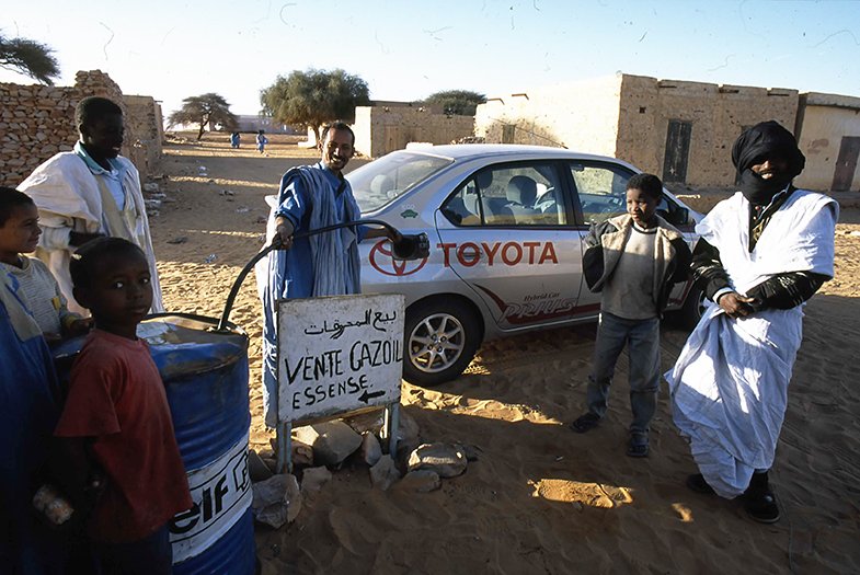 砂漠の奥地にあるモーリタニア・シンゲッティにて給油。燃料といえばドラム缶からホースで入れるしかない。サハラ砂漠にある村の燃料インフラの現状