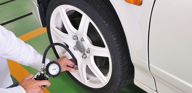 タイヤの空気圧は見た目で分からない 空気圧のチェック方法 トヨタ自動車のクルマ情報サイト Gazoo