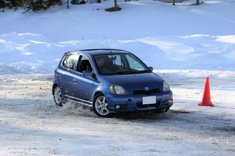 雪道を思いきり走れる 低ミュー路でドラテクを磨こう 雪上編 トヨタ自動車のクルマ情報サイト Gazoo