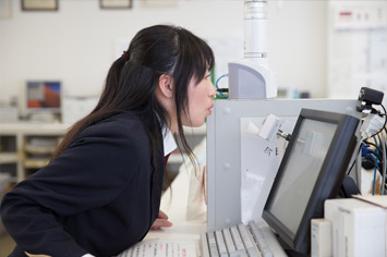乗車前には飲酒探知機で酒気を帯びていないかチェック。安全運転のため、運転手の大切な義務！