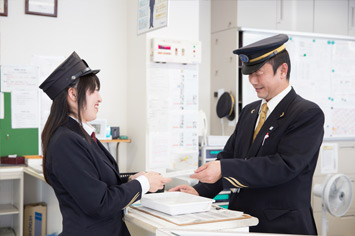 毎朝、その日走る行路表が一人ひとりに渡される。行路表は全部で240種類。経験値などを考慮して選ばれている。