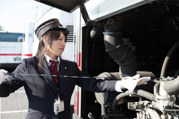 出発前にバスの安全点検。エンジンルームのチェック、タイヤのパンクやネジのゆるみ、車体にぶつけた跡がないかなどをしっかり確認する。