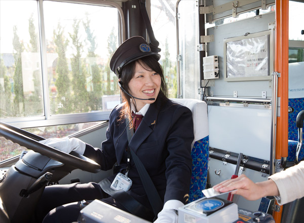 クルマに乗って働く素敵女子 バス運転手編 トヨタ自動車のクルマ情報サイト Gazoo