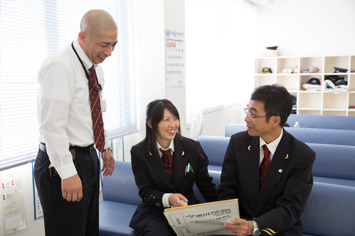 男性ばかりの職場だけど、みんな仲よし。休憩時間も会話がはずむ。