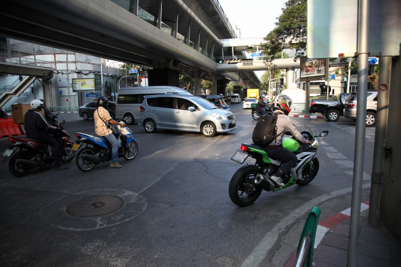 バンコク市内の交差点。対向車線は1車線のみで、日本人には非常にわかりづらい（しかも時間によって変わることもあります）。警察や防犯カメラによる取り締まりも行われており、防犯カメラの場合は違反者の自宅に罰金納付命令書が送られてきます
