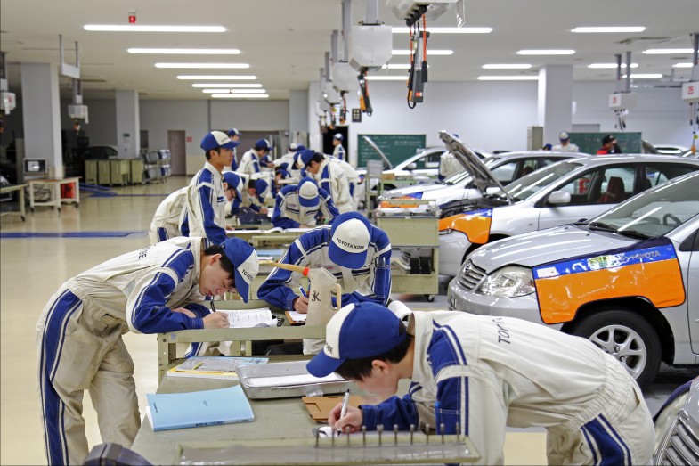 トヨタ神戸自動車大学校 プロフェッショナルを育成するための授業とは 授業を潜入レポート トヨタ自動車のクルマ情報サイト Gazoo