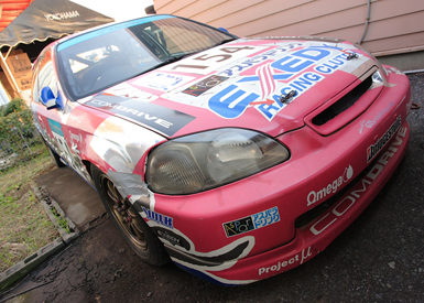 コムドライブのガレージにひっそりと置かれていた試合車。ピンクのカラーリングは山野氏譲りだ
