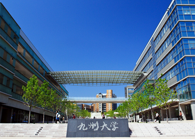 九州大学 伊都キャンパスにあるセンターゾーン。自動車部に在籍する部員の皆さんもこのキャンパスで学んでいます