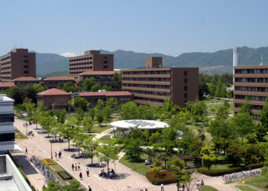 広島市に２つ、東広島市に１つのキャンパスを構える広島大学。写真の東広島キャンパスは、面積が約２５０万ｍ2と全国有数の広さ