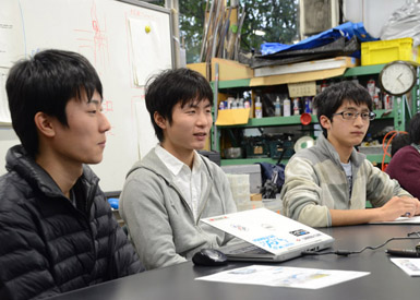 取材に対応してくれた前田さん、中村さん、永瀬さん（左から）。各作業の進捗は随時、3人で共有します