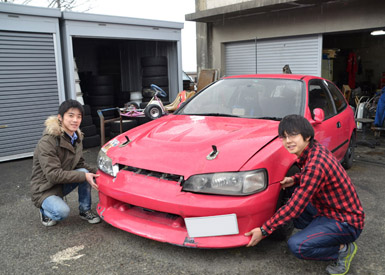 ピンクのシビックはOGから林田君に譲られたもの。阪大自動車部には数年に1度ぐらいの頻度で女性も入部するとのこと
