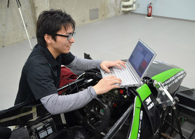 エンジンのレスポンス状況をパソコンで分析する石田さん。その姿はまさにF1のピットそのもの