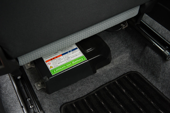 「アルト」の助手席下に搭載されるリチウムイオンバッテリー。同車には「エネチャージ」と呼ばれるマイルドハイブリッド機構が搭載されており、燃費性能の向上に寄与している。