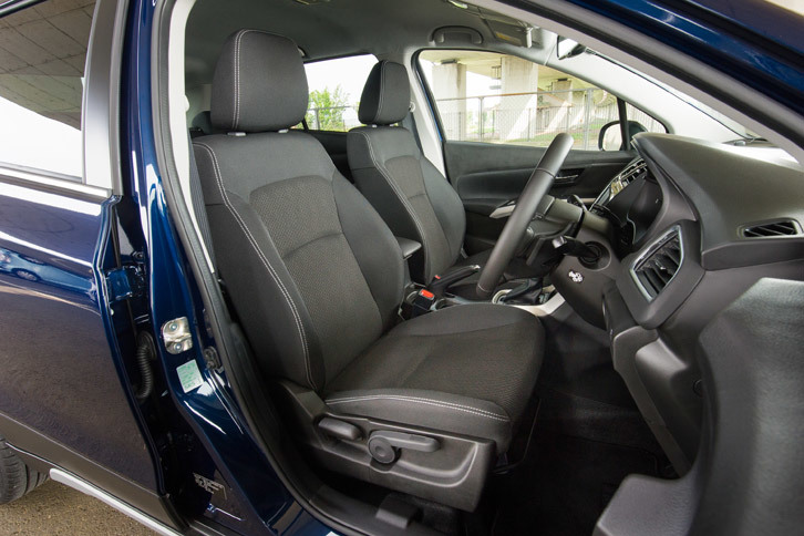 「SX4 Sクロス」に装備される黒のファブリックシート。4WD車では、運転席と助手席に2段階の温度調整機構付きシートヒーターが搭載される。