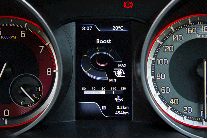 速度計とエンジン回転計の間に備わるインフォメーションディスプレイには、ブースト計と油温計の機能が追加されている。