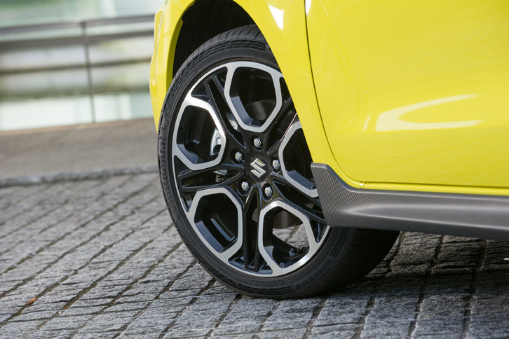 タイヤサイズは195/45R17。ホイールには鋳造後にリムをローラーで引き伸ばす「フローフォーミング成形」を採用しており、現行型「スイフト」の16インチホイールと同等の軽さを実現している。