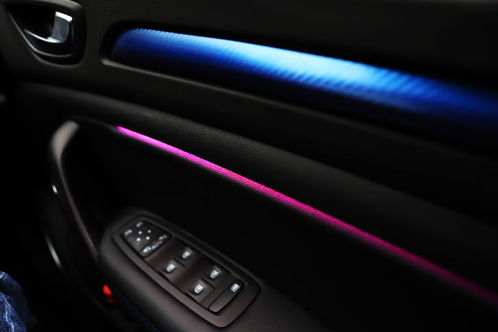車内空間を彩るアンビエントライト。「ブルー」「イエロー」「レッド」「パープル」「グリーン」の5色から好きな色を選ぶことができる。