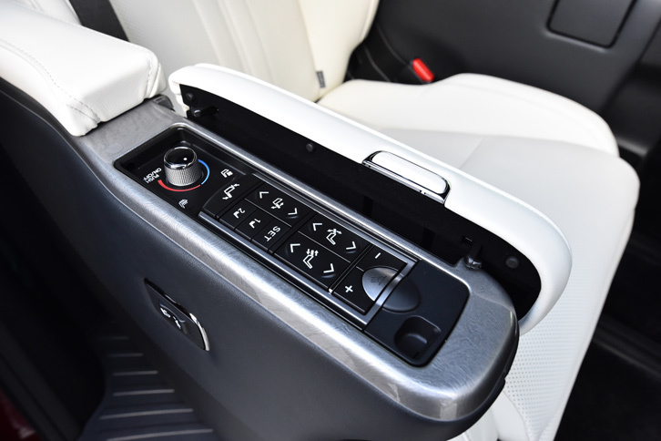エグゼクティブラウンジシートのアームレストには、シートの電動調節スイッチがずらりと並ぶ。