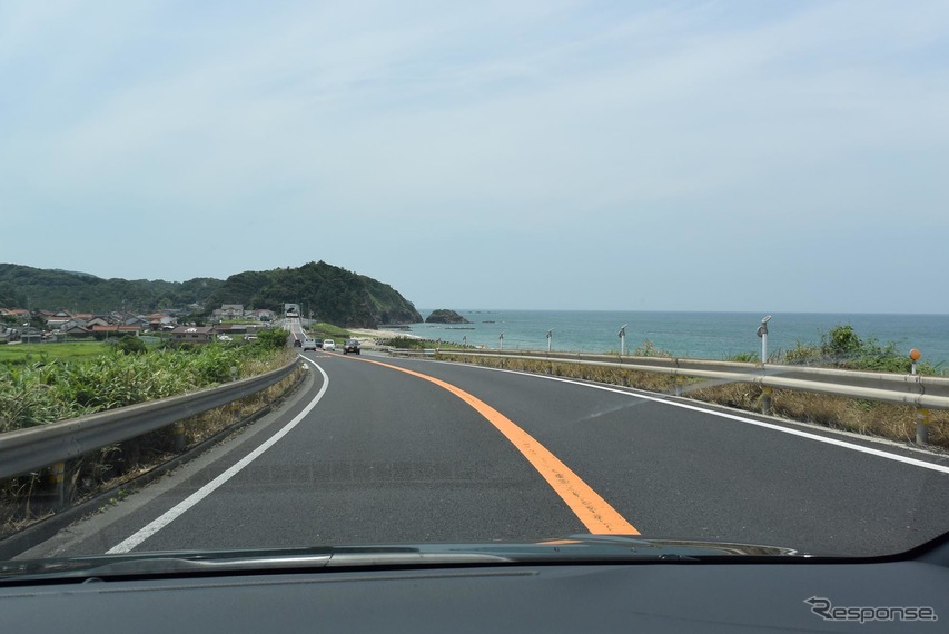 島根・大田付近の国道9号線を走行中。夏の日本海の淡い青が素敵だった。