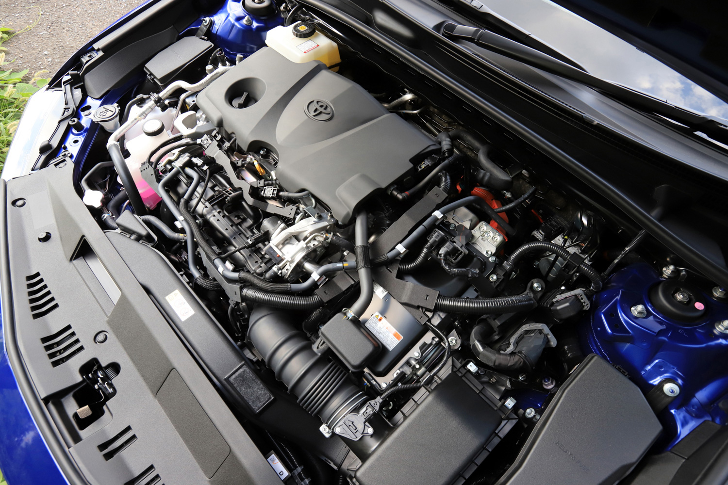 2.5リッター直4エンジン＋ハイブリッドシステム（THS II）が搭載される。システム最高出力は211psとなる。