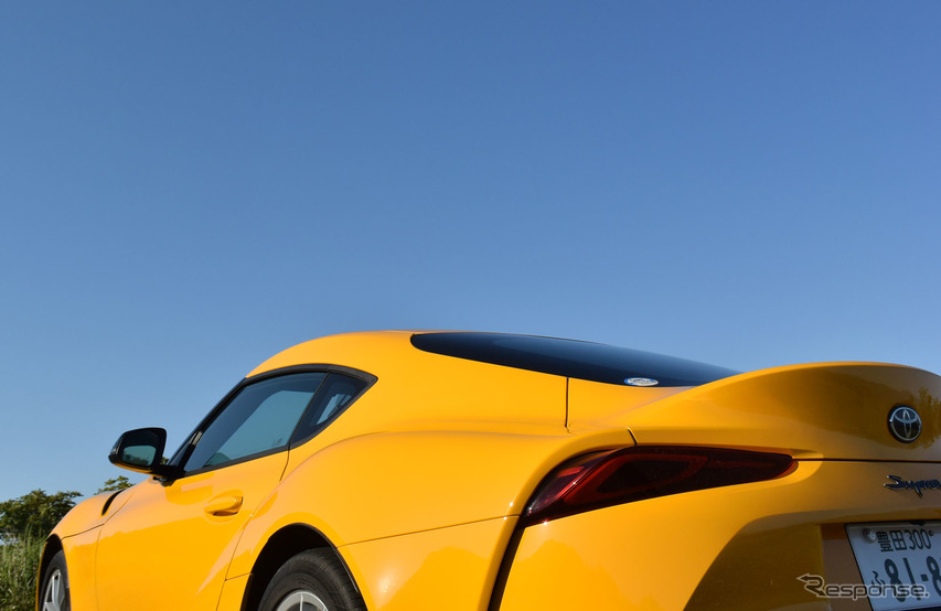黄色は青空によく映える。ライトニングイエローは3万2400円のオプション。すぐに10万円くらい取られる輸入車と比べるとえらくお買い得な価格設定だ。