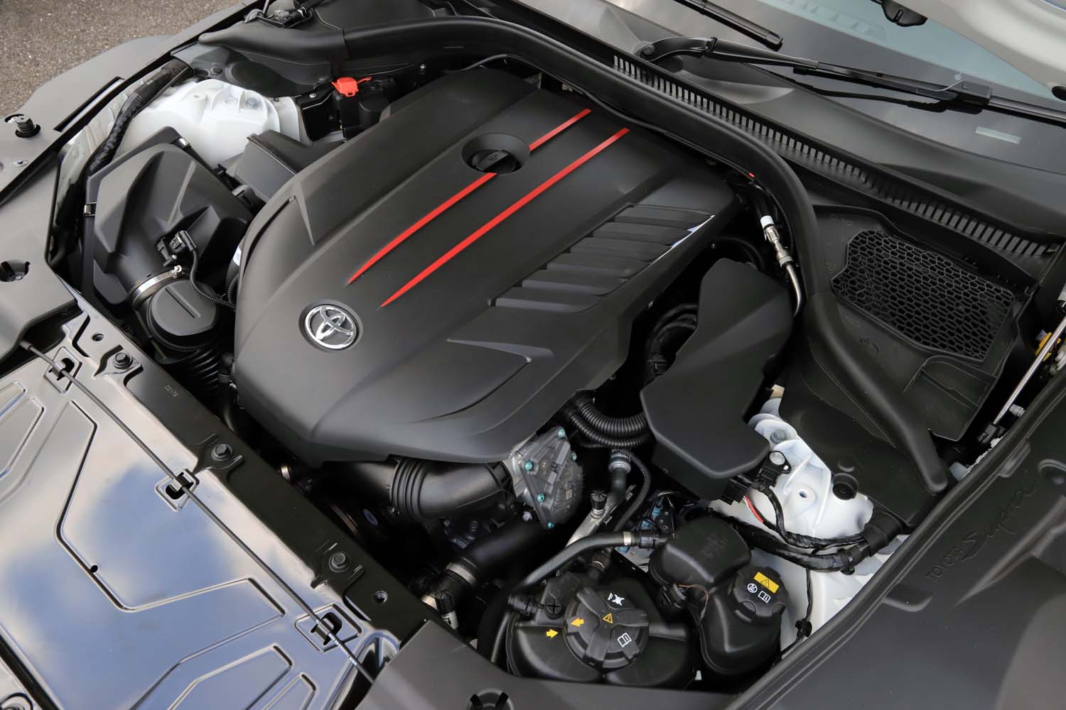 「RZ」は、3グレードのなかで唯一の直6エンジン搭載車となっている。スペックそのものは、「BMW Z4 M40i」のものと変わらない。