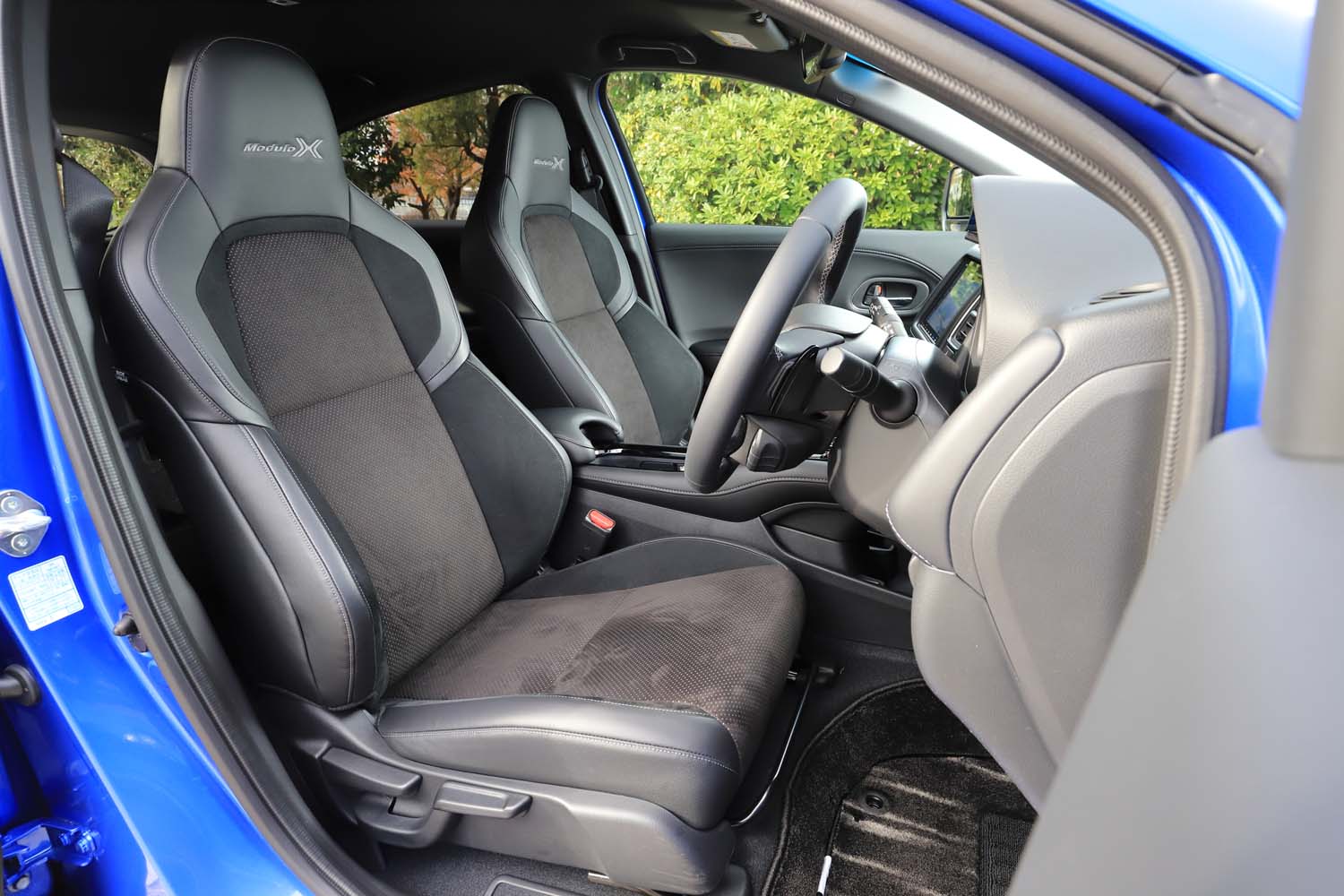 「ヴェゼル モデューロX」には、フレームから新規開発した専用フロントスポーツシートが装着される。表皮は「プライムスムース」および「ラックススエード」で、シートヒーターも備わる。