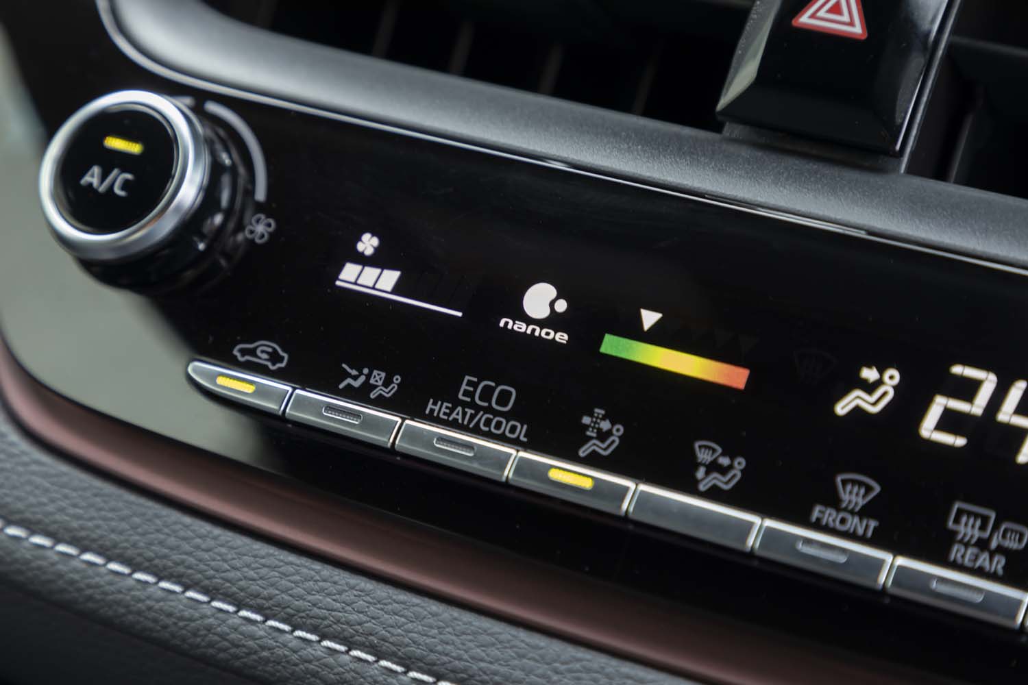 車内の空気汚れを検知してエアコンの風量を自動調節するエアクリーンモニターが備わる。