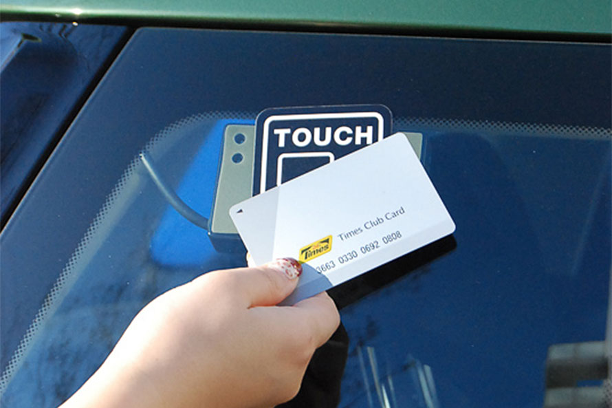 タイムズカープラス の場合、専用のICカードを車両に取り付けられたセンサーにタッチすることで解錠ができる。そのため、レンタカーのような対面での受付けは不要