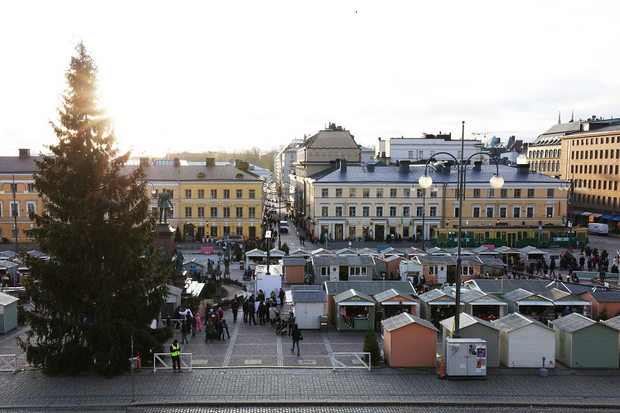 ロケ当時、ヘルシンキ大聖堂前の広場ではクリスマスマーケットの準備が進められていた