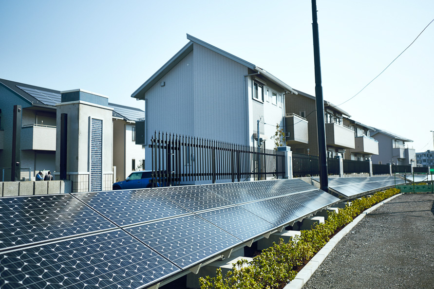 Fujisawa SSTの南側に設置されている太陽光発電施設「コミュニティソーラー」。普段は発電した電気を売電してFujisawa SSTの運営費にあてつつ、非常時には近隣住民に非常用電源を提供