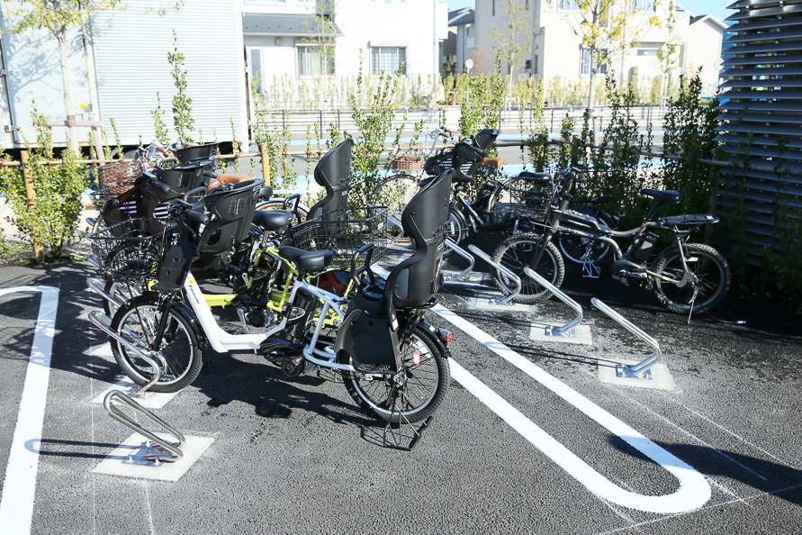 住民が利用できる電動自転車を利用したシェアサイクルも。子育て世代も多く、チャイルドシート付のものも用意されている。
