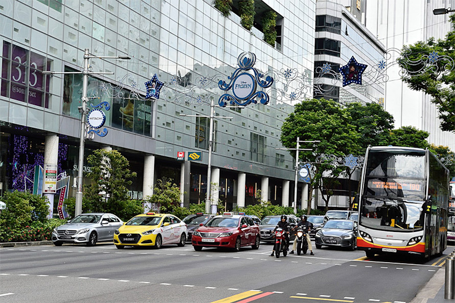 シンガポールの街中にはさまざまな車両が走っている、自動車の総量制限により渋滞はあるものの抑制されている