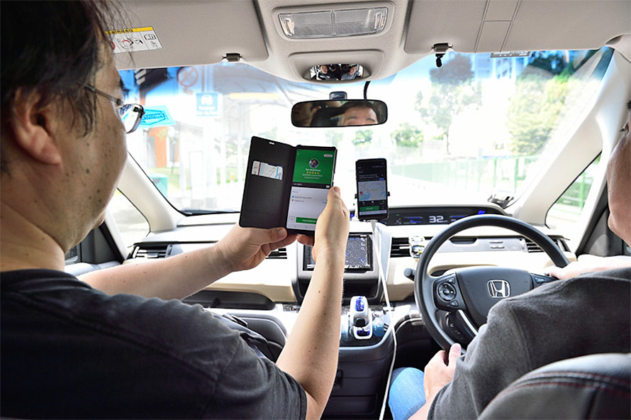 ライドシェアでは利用者もドライバーもスマートフォンを利用する。事業者のコンピュータが両者をマッチングする