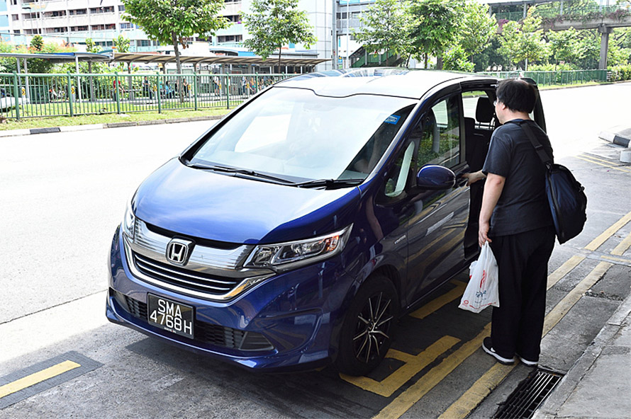 Grab Car 6-Seater Economyで呼んだらホンダ FREEDが登場