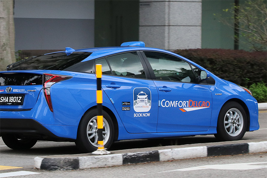 ComfortDelGro社のタクシーに貼られているComfortDelGro Taxi Booking Appの広告