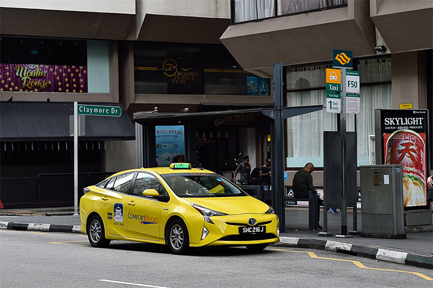 シンガポールの街中には多くのタクシー乗り場があり、アプリを使わなくてもタクシーに乗るのは容易だ