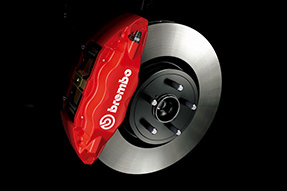 brembo製17インチ対向フロント4ポット・リヤ2ポットベンチレーテッドディスクブレーキ