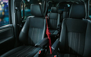 エスクァイア 特別仕様車 Gi“Premium Package・Black-Tailored” （2WD）（内装色 ： ブラック）
