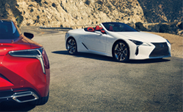 左 ： LC500（ラディアントレッドコントラストレイヤリング）（北米仕様） 右 ： LC500 Convertible（ホワイトノーヴァガラスフレーク）（北米仕様）