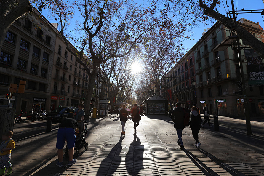 バルセロナの並木道「ランブラス通り」。行き交う人のほとんどは「スマートシティ」を意識していないことだろう