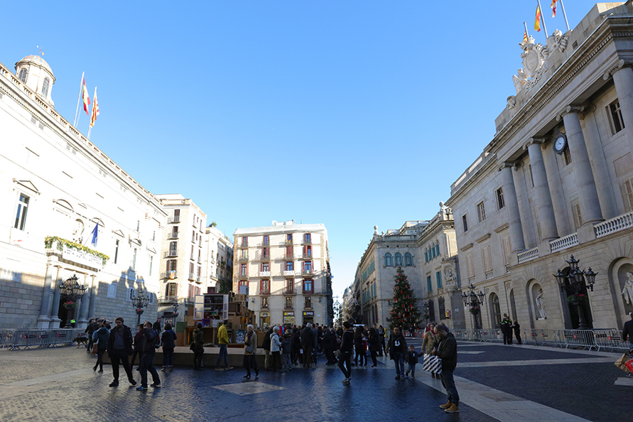 旧市街の中心にあるサン・ジャウマ広場。左がカタルーニャ自治政府庁、右がバルセロナ市庁舎