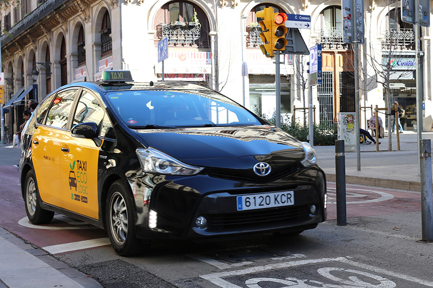 バルセロナではプリウスのタクシーを多く見かけた。日本仕様とはちょっとデザインが違う？